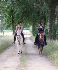 Buitenrit Dixie en Kamilla met Nadine